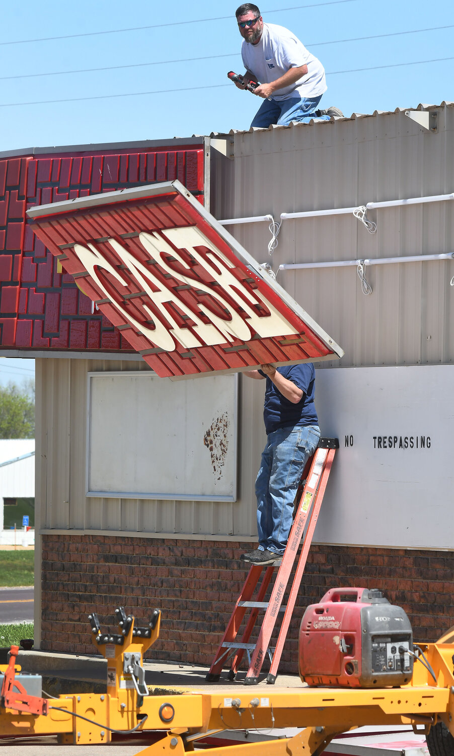 On Tuesday, employees of the Iowa firm Atwood Electric, Inc., remove the Casey’s logos and exterior signs from the site at 508 West Jefferson which opened on Dec. 29, 1984.